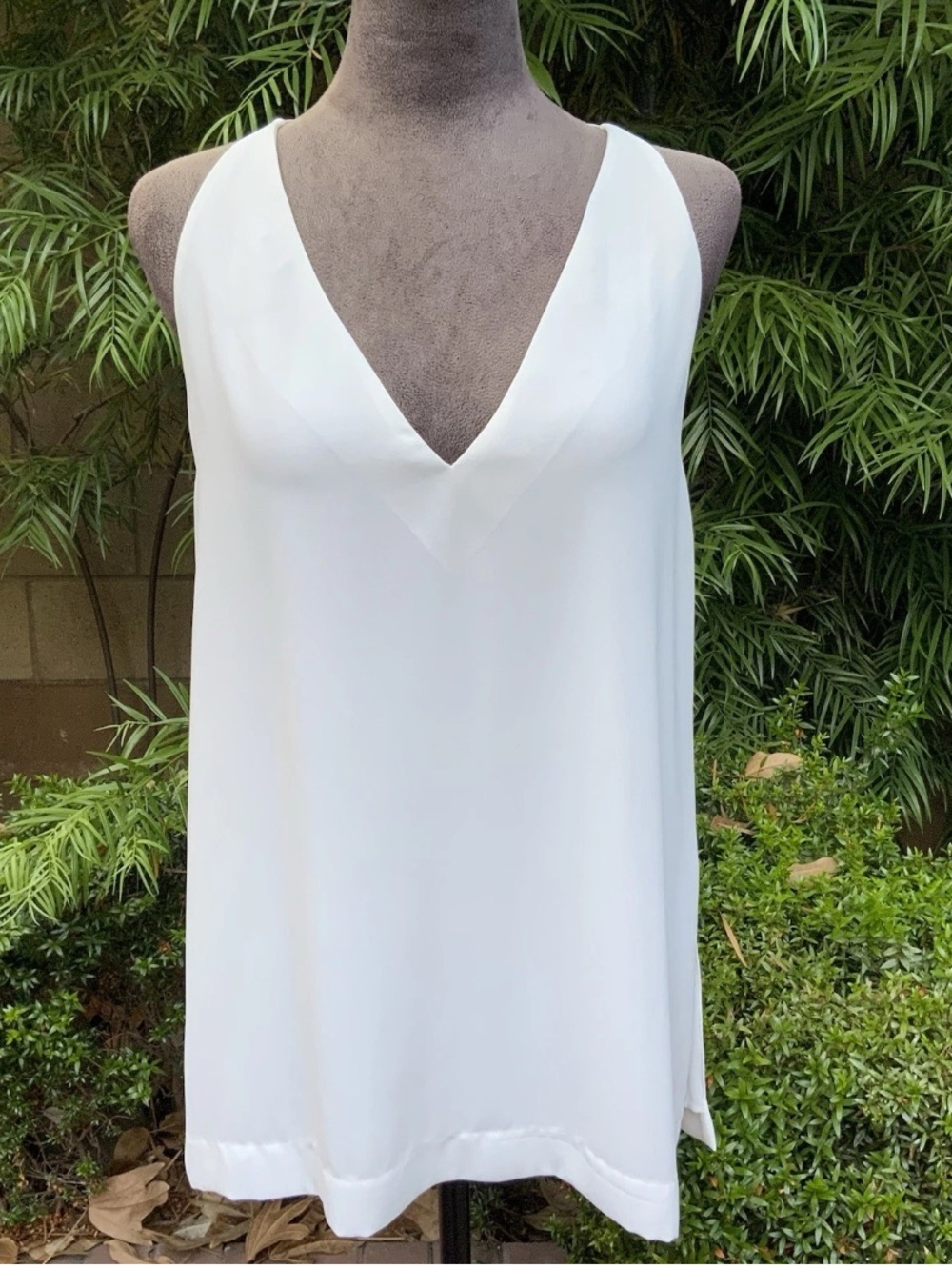 Aritzia Babaton Morris V-Neck Blouse White Sleeveless Side Slit Size S